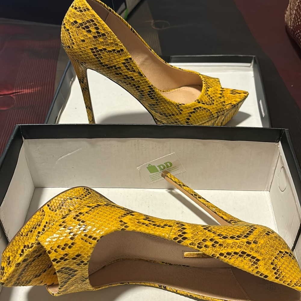 Size 9 yellow platform stiletto